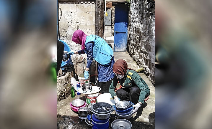 Kur’an kursu öğreticileri yaşlıların evlerini temizledi