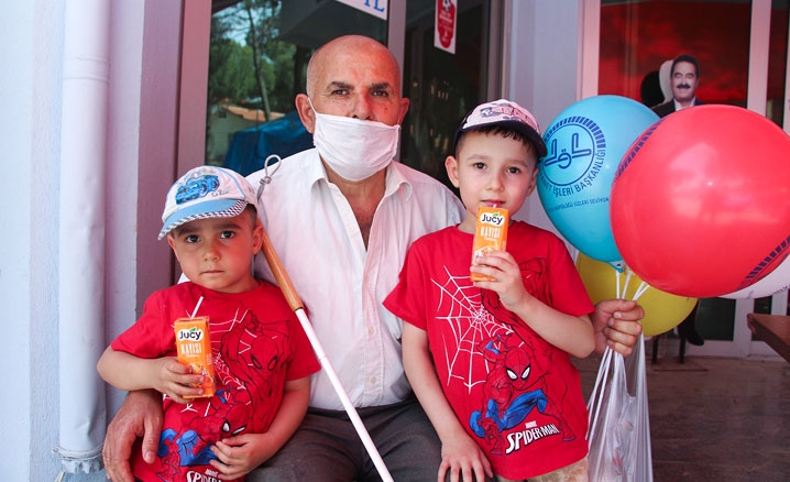 Belirli saatlerde dışarı çıkan çocukları ellerinde balonlarla karşıladılar