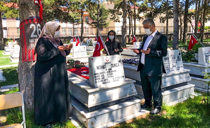 Anneler gününde şehit anneleriyle birlikte şehitlikler ziyaret edildi