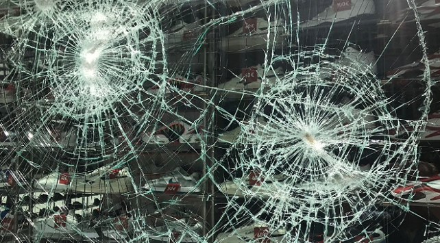 Almanya’da polise ve mağazalara saldırı