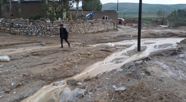 Van’da kuvvetli sağanak sele neden oldu