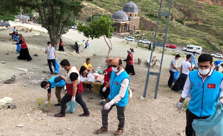 Din görevlileri ziyaret mekanlarında çevre temizliği yaptı