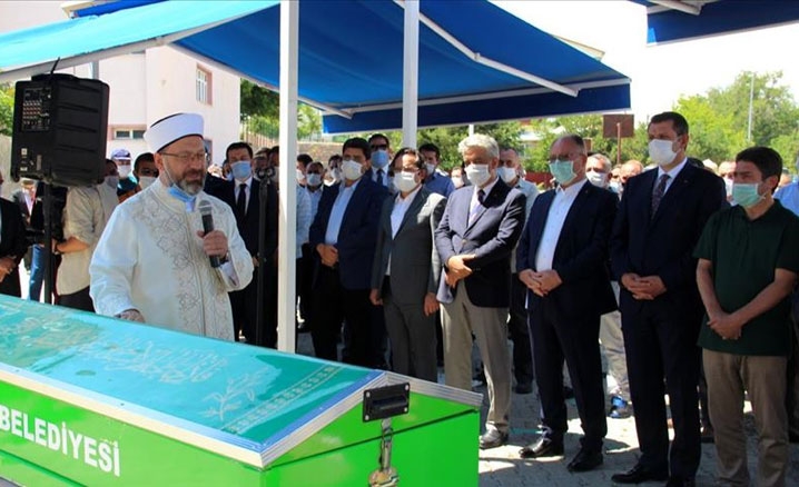Diyanet İşleri Başkanı Erbaş, Sivas’ta bir yakınının cenaze namazını kıldırdı