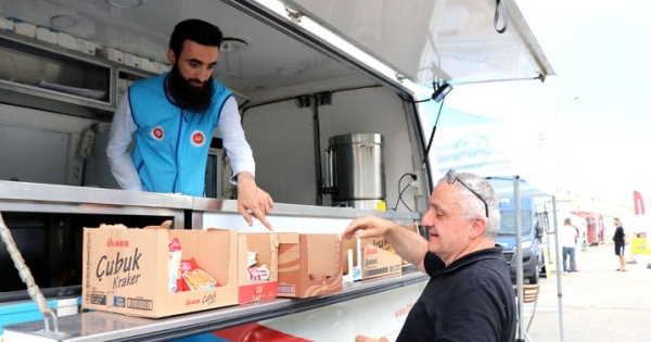 Türkiye Diyanet Vakfı sınırda ikramda bulunuyor