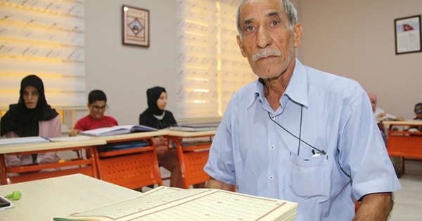 Kur’an kursunun 77 yaşındaki ‘öğrenci dedesi’