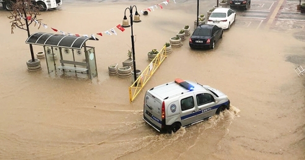 Tekirdağ’da sağanak hayatı olumsuz etkiliyor
