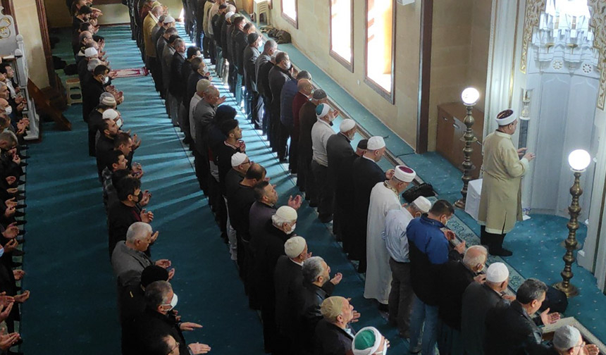 Adana’da yağmur duası için eller semaya açıldı