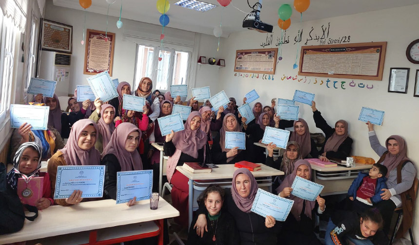 Adıyaman’da Kur’an öğrenen kadınlar belge aldı