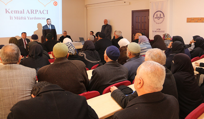 Ağrı’da umreciler bilgilendirildi – Diyanet Haber