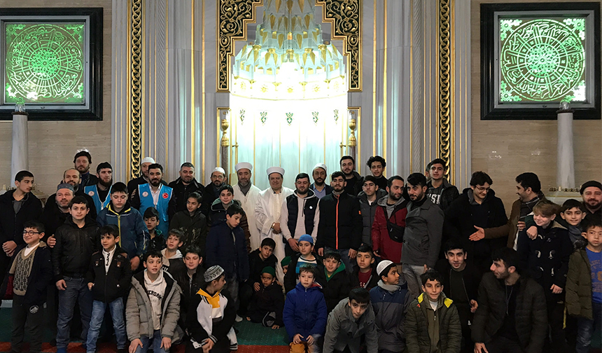 Arnavutköy’de gençler sabah namazında buluştu