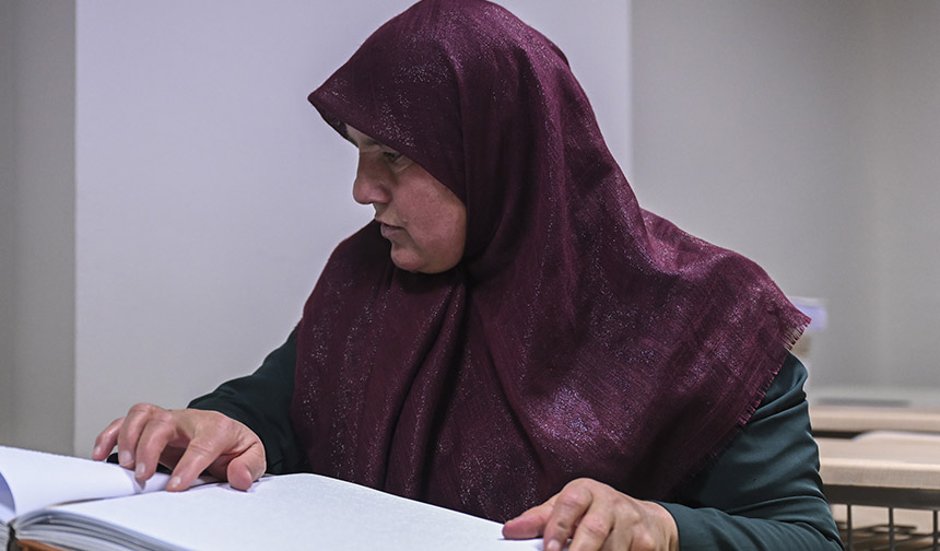 Braille alfabesiyle Kur’an-ı Kerim’i hatmetti