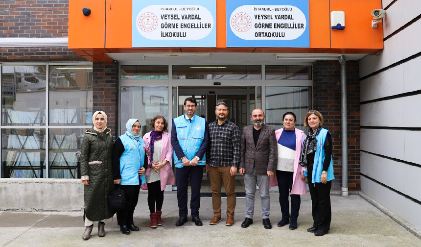 TDV Sarıyer’de görme engellilere baston hediye etti