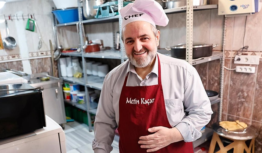 Camide imamlık, muhtaçlar için mutfakta aşçılık yapıyor