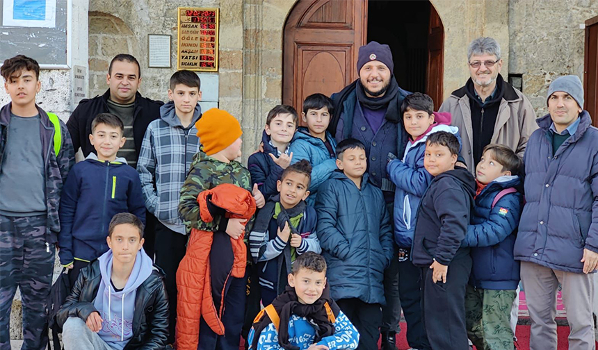 Dalaman’da camiye gelen çocuklar ödüllendirildi