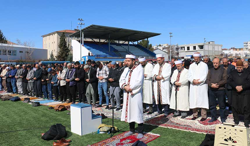 Depremlerden etkilenen kentlerde cuma namazı kılındı
