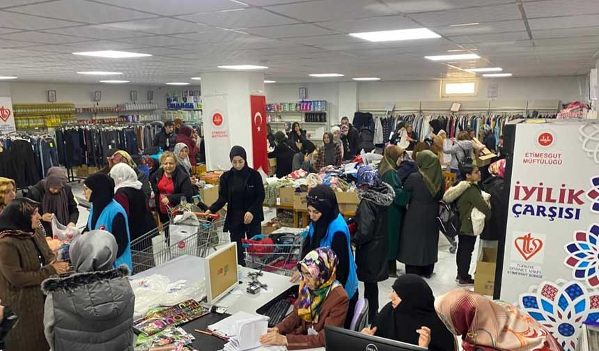 Başkan Erbaş’ın eşi Seher Erbaş, depremzede ailelerle bir araya geldi