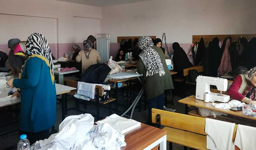 Gönüllüler, depremzedeler için dikiş makinalarının başına geçti