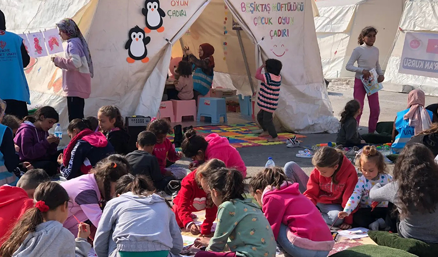Deprem
Müftülük, depremzede çocuklar için oyun çadırı kurdu
