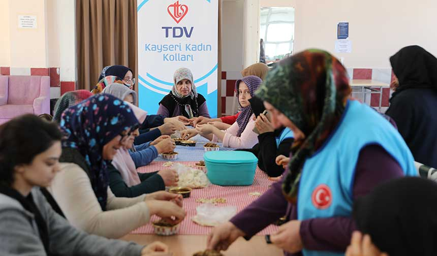 Kayseri’de TDV gönüllüsü kadınlar mantı yaparak depremzedelere destek oluyor