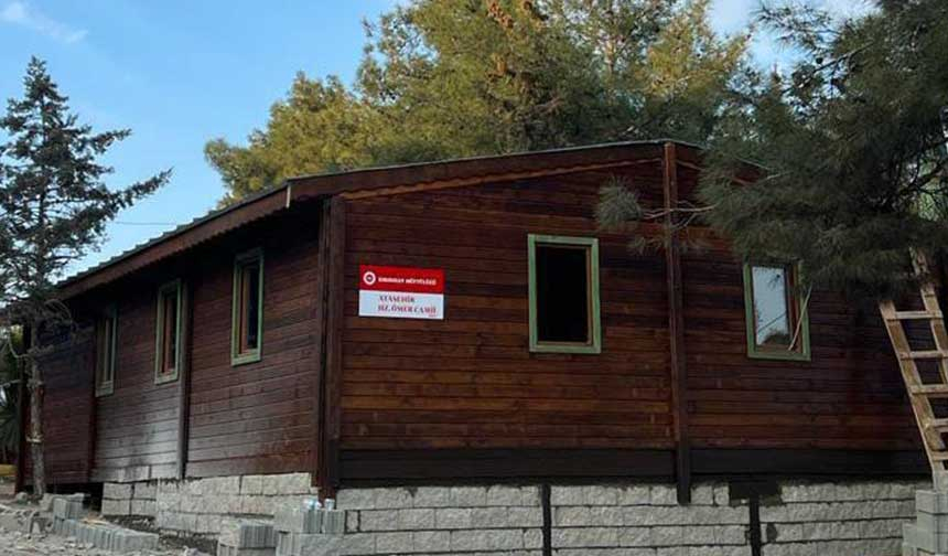 TDV gönüllülerince deprem bölgesinde inşa edilen ahşap cami ibadete açıldı