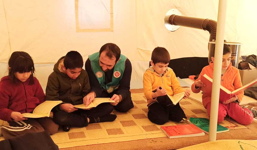 Depremden etkilenen çocuklar çadırda Kur’an öğreniyor