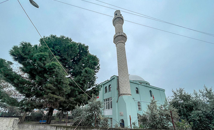 Depremde Osmaniye Hicret Camii’nin minaresi yıkıldı