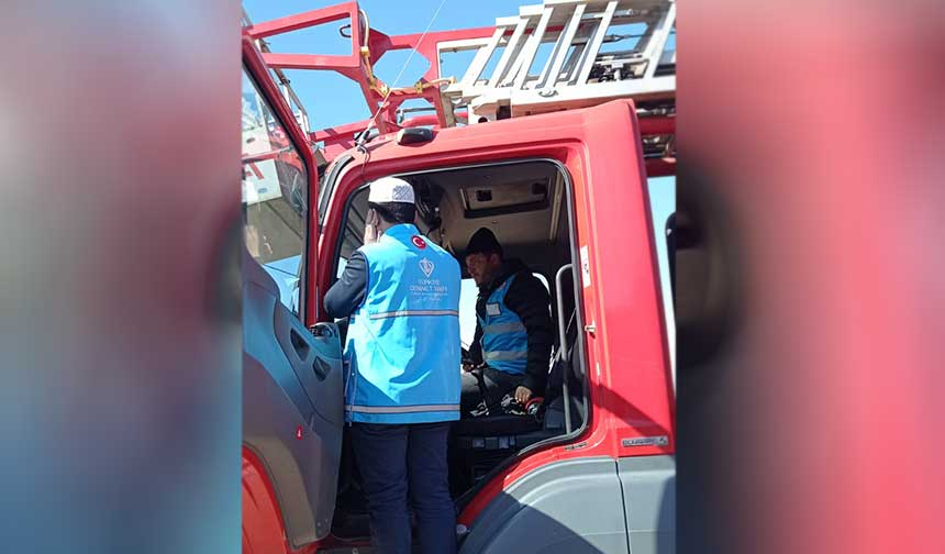 Depremin merkez üssü Pazarcık’ta itfaiye aracından ezan okunuyor
