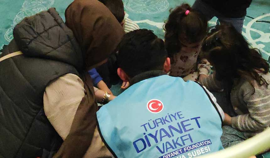 Adana’da depremi yaşayan çocuklar TDV gönüllülerinin oyunlarıyla moral buluyor
