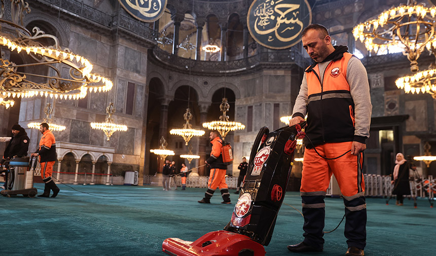 Ayasofya-i Kebir Cami-i Şerifi’nde ramazan temizliği yapıldı