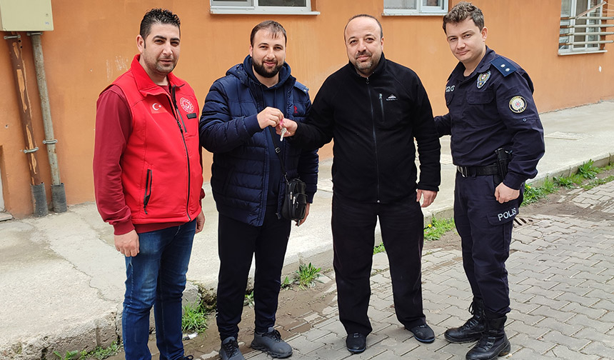 Deprem
Din görevlisi evini depremzede aileye tahsis etti