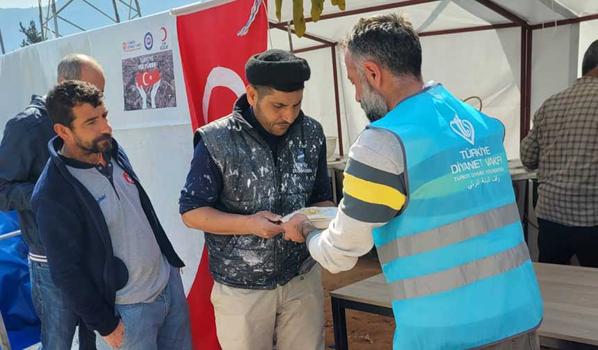 TDV, depremden etkilenen Samandağ’da Çadır Aşevi kurdu