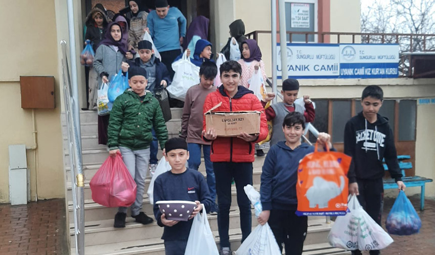 Deprem
Cami gençleri, depremden etkilenen vatandaşların ihtiyaçlarını gideriyor
