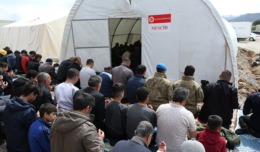 Depremlerin etkilediği yerlerde ramazanın ilk cuma namazı kılındı