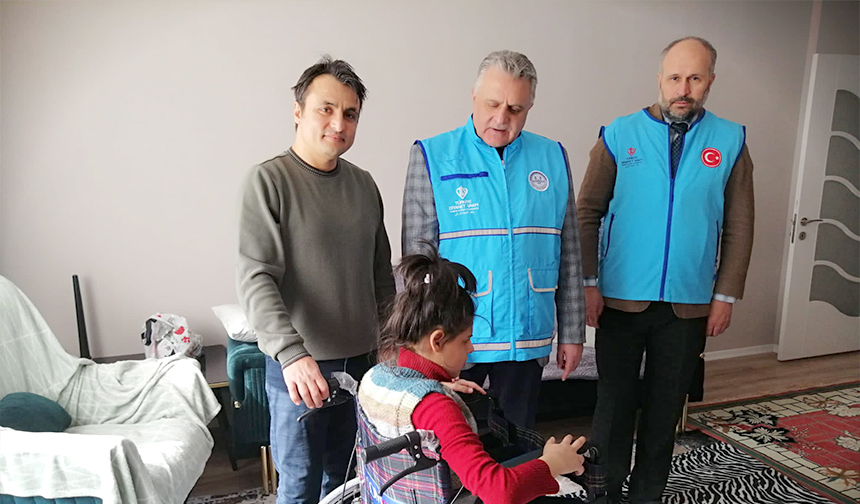 Depremzede aileye tekerlekli sandalye desteği