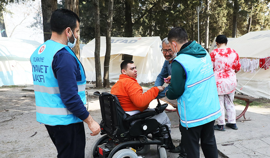 Diyanet personeli Kahramanmaraş’taki depremzedeleri yalnız bırakmıyor