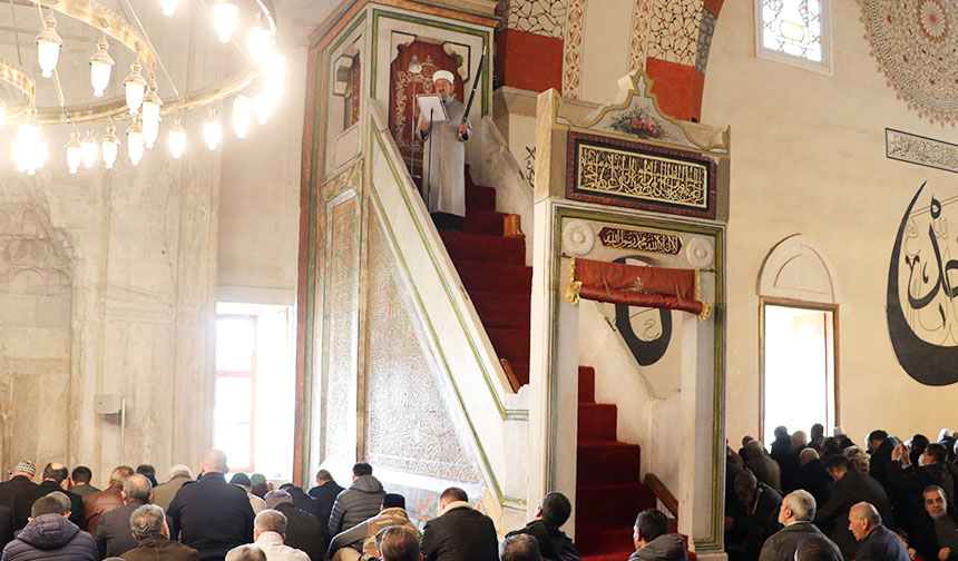Edirne Eski Camii’nde imamlar 6 asırdır cuma hutbelerine kılıçla çıkıyor