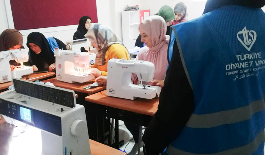 Deprem
Gümüşhane'de gönüllüler, dikiş makinelerini depremzedeler için çalıştırdı