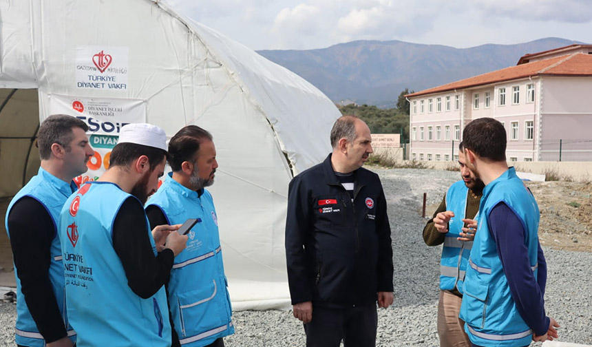 Diyanet personeli Hatay’daki depremzedeleri yalnız bırakmıyor