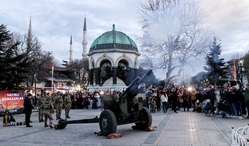 Sultanahmet Meydanı’nda ramazanın ilk iftarı yapıldı