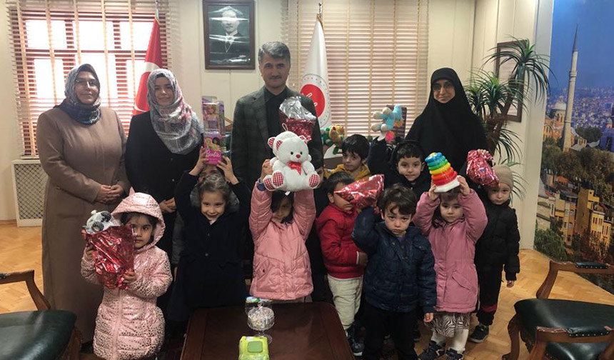 Bağcılar’da minikler oyuncaklarını kardeşleriyle paylaştı