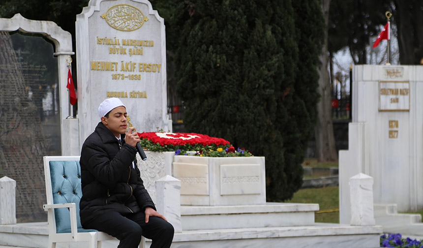 İstiklal şairi Mehmet Akif Ersoy, kabri başında dualarla anıldı