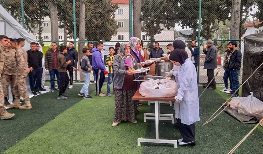 İstanbul Müftülüğü, depremzedeler için iftar sofraları kurdu