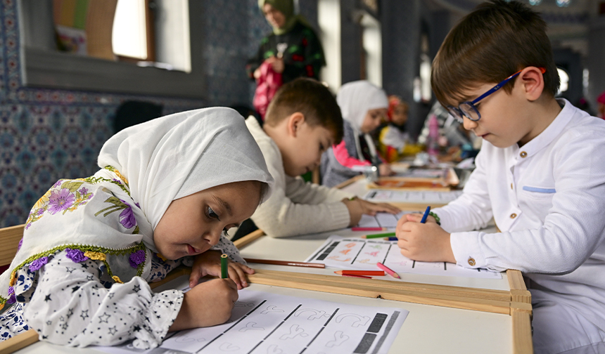 İstanbul’daki Hazreti Ömer Camii’ne çocuklardan büyük ilgi