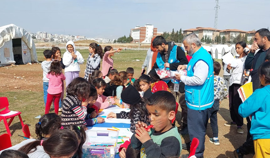Deprem
Kahta'da depremzedelere yardımlar sürüyor