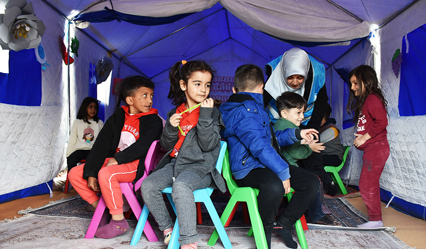 Depremzede çocuklar, din görevlileri ile eğitim ve sosyal etkinliklere katılıyor