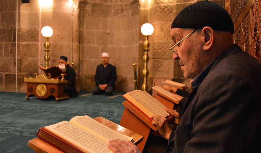 Erzurumlu hafızlar tarihi camilerde mukabele geleneğini yaşatıyor