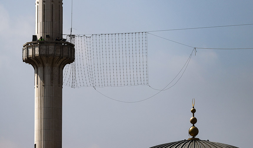 Taksim Camii’ne “Elhamdülillah” yazılı ramazan mahyası asıldı