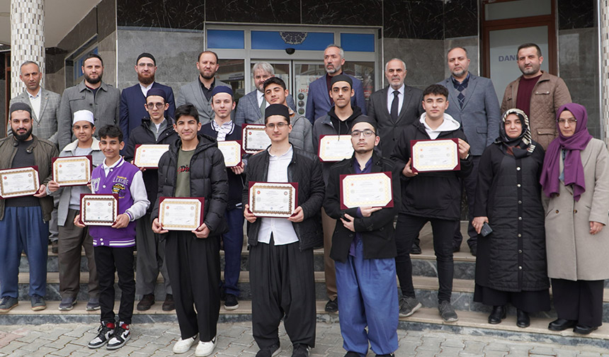 Tekirdağ’da mezun olan hafızlar diplomalarını aldı