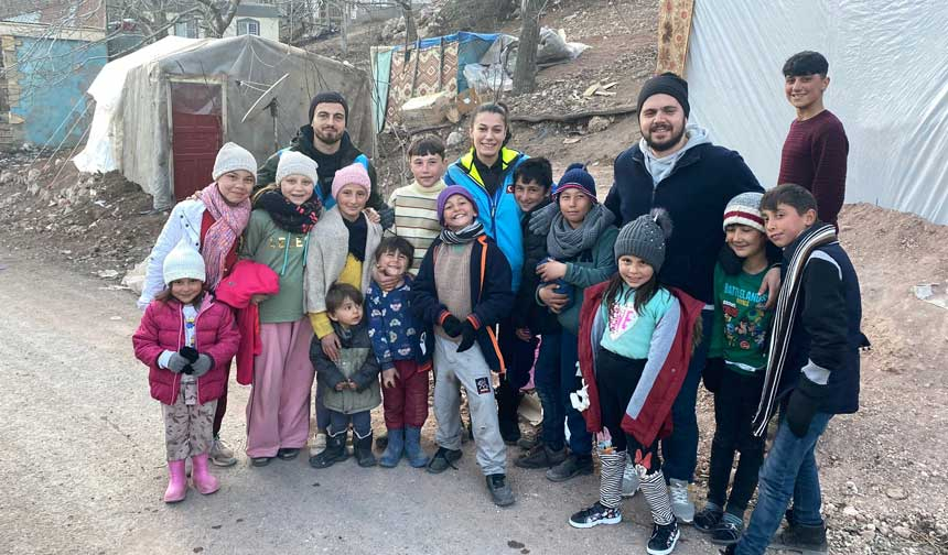 Deprem
Din görevlileri depremzede çocukların umudu oldu
