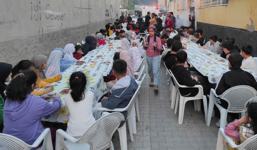 Adana’da çocuklar cami iftarında buluştu